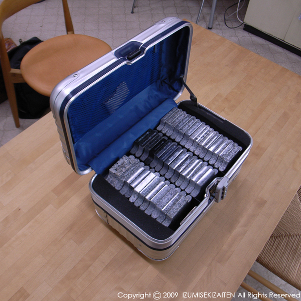 http://izumi-stone.jp/ichigon/item_images/RIMOWA.JPG